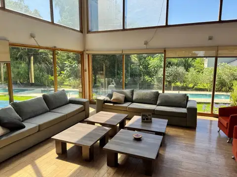 Casa en Venta con 3 cocheras