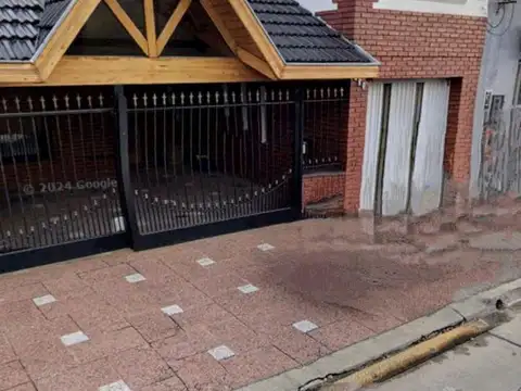 CASA DE 4 AMBIENTES   CON COCHERA PARA 3 AUTOS