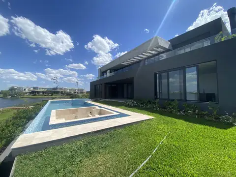 Casa en Venta con 3 cocheras