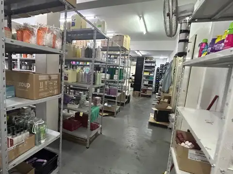 Ecxelente Local  con depósito en