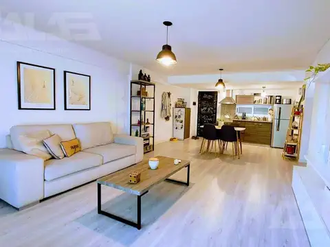 Amplio departamento de 2 amb. con cochera y piscina 