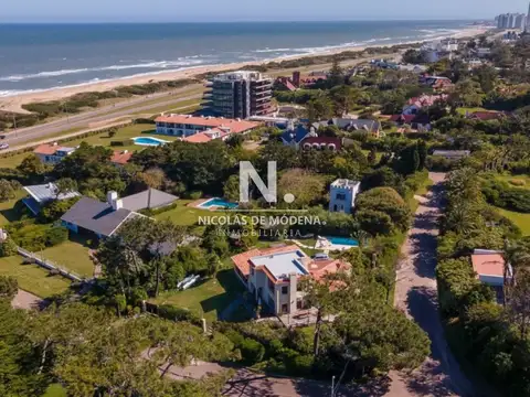 Casa en venta a metros de Playa Brava. Punta del Este.