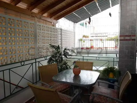 CASA EN VENTA 4 AMBIENTES, DOS TERRAZAS, QUINCHO y COCHERA EN POMPEYA. APTO CRÉDITO.