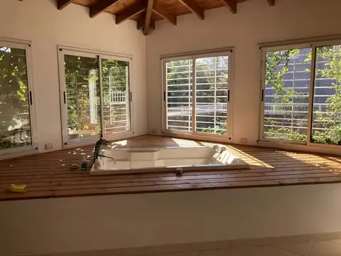 Casa 6 ambientes con 2 baños