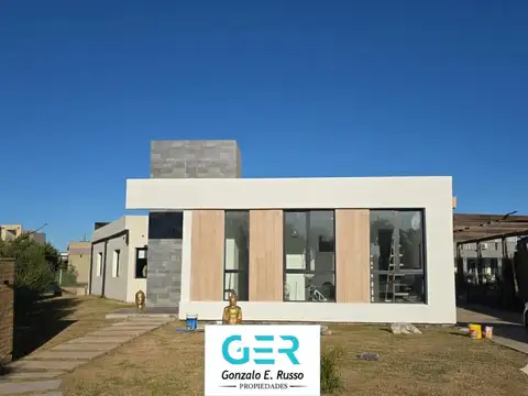 Venta casa 4 ambientes en el Club de Campo La Martona