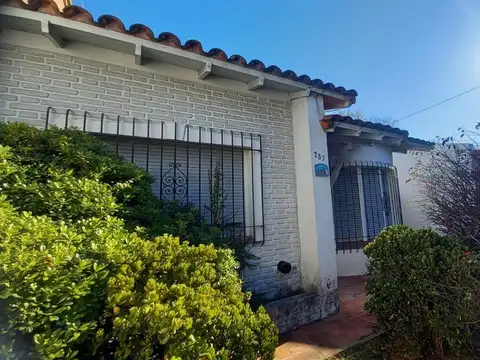 Venta chalet de 3 ambientes con espacio libre en Glew