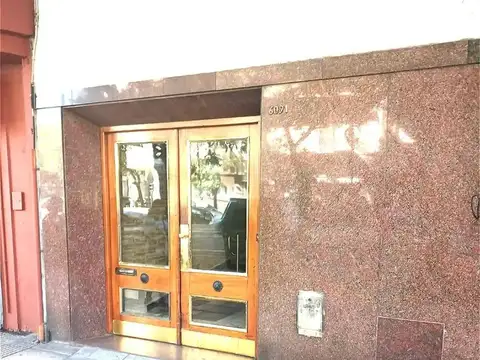 Venta en Caballito. Amplio departamento de 2 Dormitorios y Escritorio. Con balcón corrido al frente.