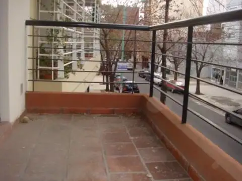 1 MONOAMBIENTE 8 AÑOS DE ANTIGUEDAD, AL FRENTE CON BALCON ATERRAZADO, APTO PROFESIONAL, EXCELENTE