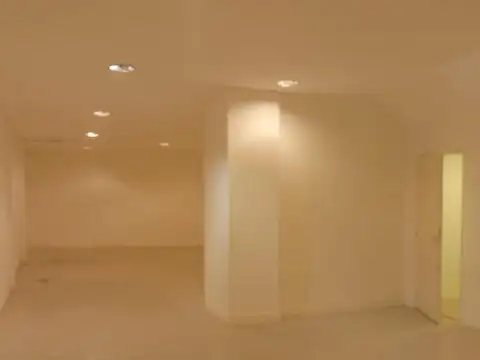 M T de alvear  600y Florida Excelente local 7 x 28