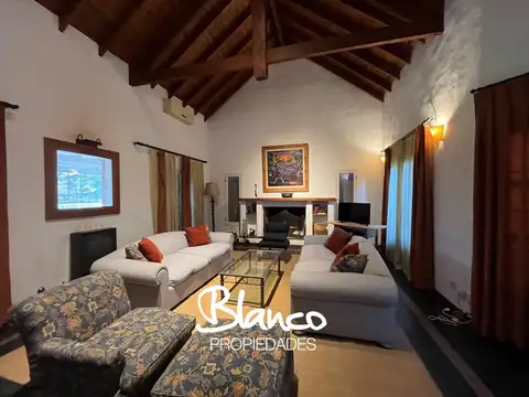 Casa 5 ambientes con 4 baños