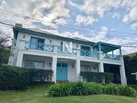 En venta casa de 2 plantas con 3 dormitorios en Montoya, San Carlos con piscina y parrilla