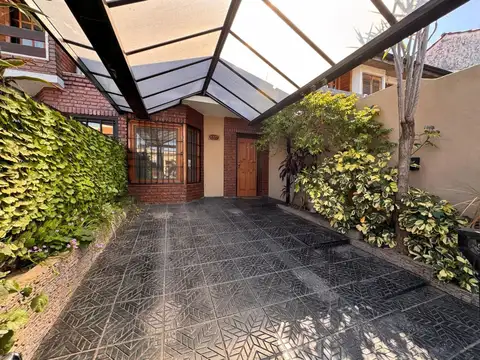 EXCLENTE TRIPLEX CON PILETA Y COCHERA APTO CREDITO