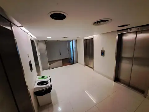 Oficina en Alquiler con 2 cocheras