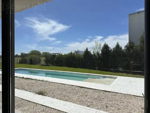 Casa 6 ambientes con 4 baños