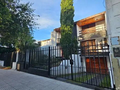 EXCELENTE CHALET DE 5 AMBIENTES. OPORTUNIDAD FINANCIACION!