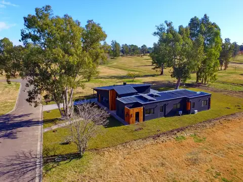 Casa en Alquiler con 2 cocheras