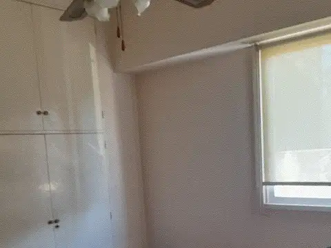 DEPARTAMENTO DE 4 AMBIENTES AL FRENTE CON COCHERA BAULERA Y TERRAZA PROPIA SOBRE AV. CASEROS