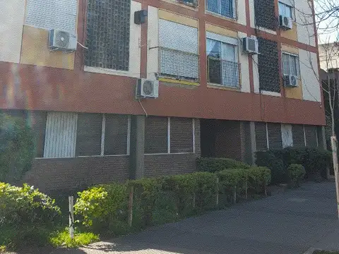DEPARTAMENTO DE 4 AMBIENTES AL FRENTE CON COCHERA BAULERA Y TERRAZA PROPIA SOBRE AV. CASEROS