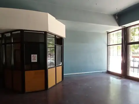 Local - 27 de febrero 1179 - Ancho 13 metros  Largo 45 metros