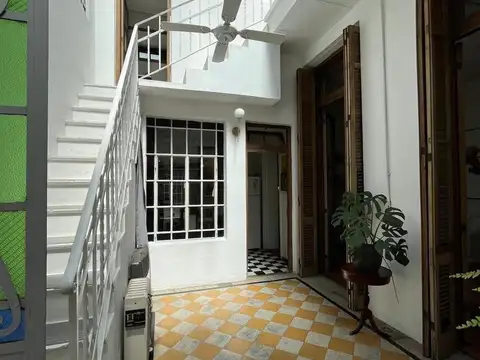Excelente PH reciclado de 4 ambientes con patio y terraza!