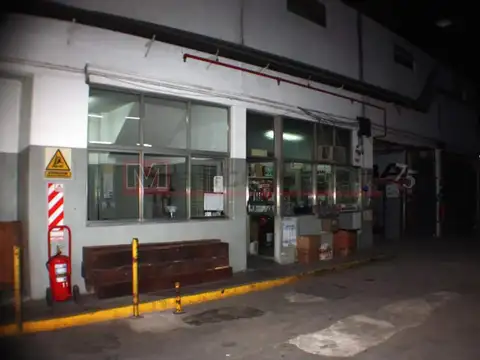 Venta Galpón con Entrada de Camiones y Oficinas en Villa Lug