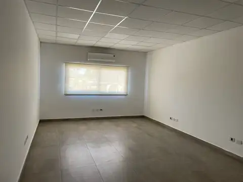 OFICINA EN ALQUILER sobre colectora en HUDSON