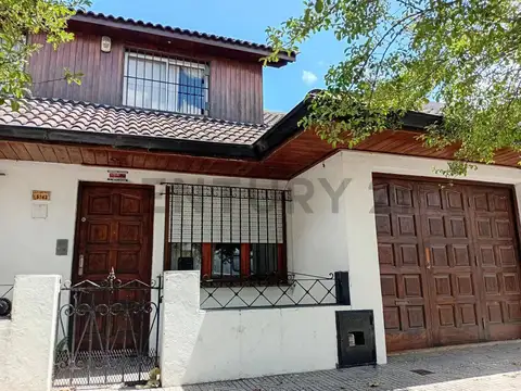 VENTA CASA 4 AMBIENTES COCHERA CUBIERTA
