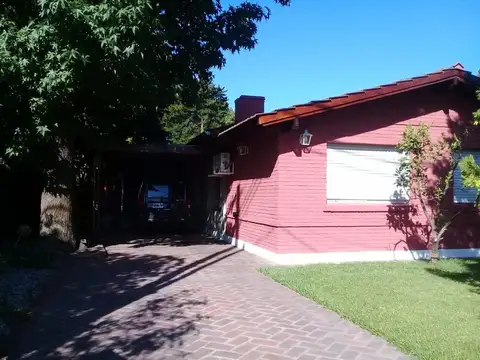 Sólida casa en planta baja con quincho cerrado