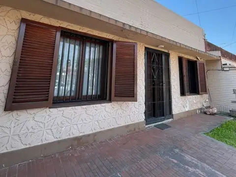 VENTA CASA 4 DORMITORIOS EN B° MODELO