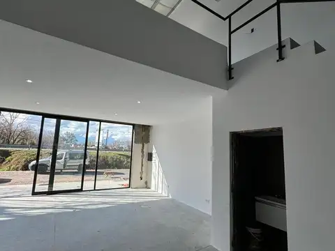 Amplio Local Comercial sobre Ruta 9