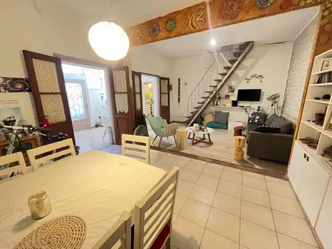 Venta casa de pasillo 2 plantas con 2 dormitorios  y balcón en barrio España y Hospitales