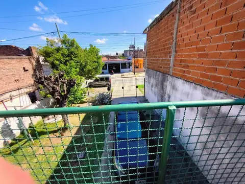 Casa 6 ambientes con 2 baños