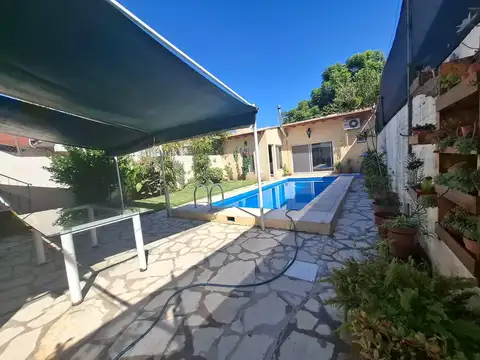 Casa en  Santos Lugares con Quincho y Pileta