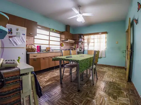 CASA AL FRENTE CON AMPLIO PATIO