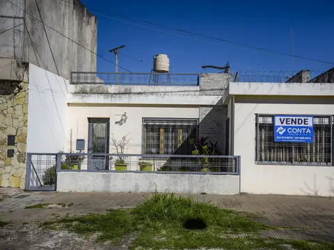 CASA AL FRENTE CON AMPLIO PATIO