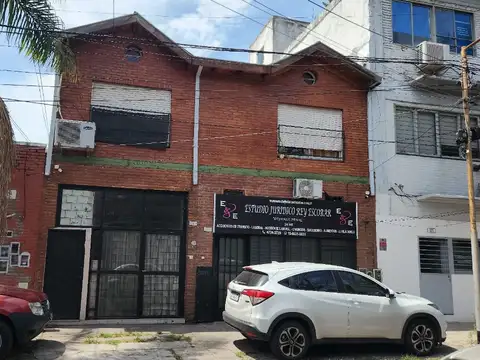SOBRE LOTE DE 8,66 X 33 - 3 AMBIENTES A RECICLAR + 3 AMB. EN PLANTA ALTA + OFICINAS