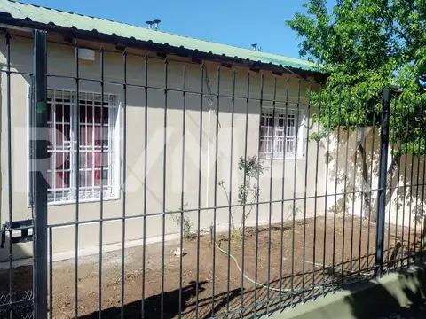 CASA Y DPTOS SALIDA A DOS CALLES EN VENTA