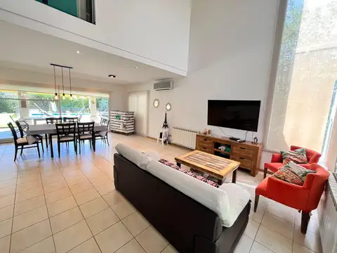 VENTA: casa de tres dormitorios con galeria y pileta en Barrio Privado Cadaqués Funes Hills