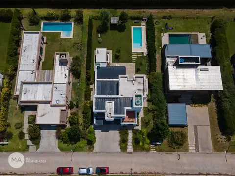 Casa en Venta con 2 cocheras