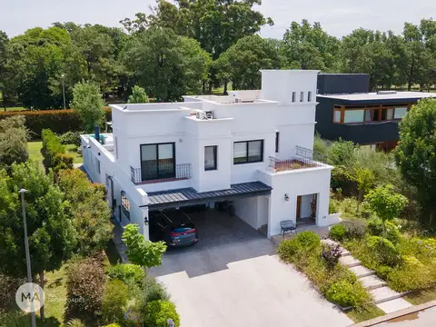 Casa 6 ambientes con 4 baños