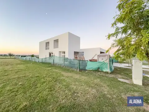 Casa 4 dormitorios, Suite en PB, pileta, Vida
