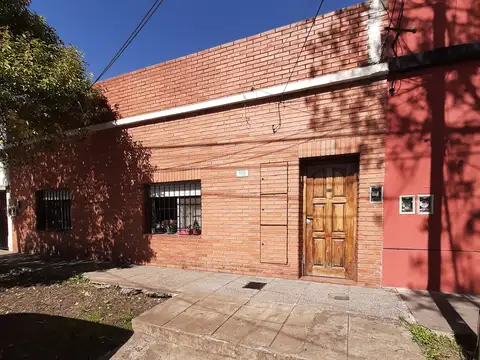 Departamento tipo casa en alquiler en Villa Adelina