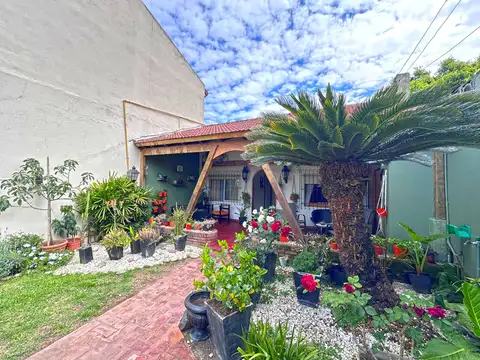 CASA 4 AMBIENTES CON QUINCHO Y PISCINA PROXIMO AL CENTRO