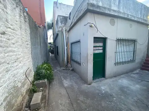 VENDEMOS LOCAL CON DOS VIVIENDAS UNA EN PLANTA BAJA Y OTRA EN  PLANTA ALTA .