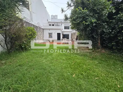 OPORTUNIDAD! CASA DE 4 AMBIENTES CON FONDO + JARDÍN + GARAGE