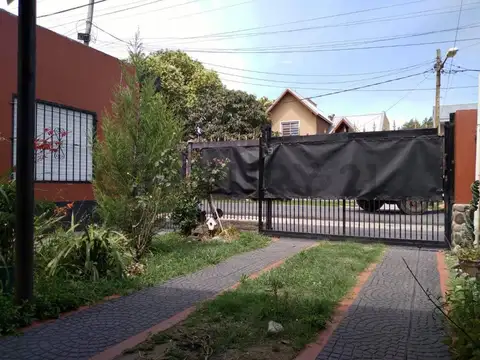 Casa en Venta con 2 cocheras
