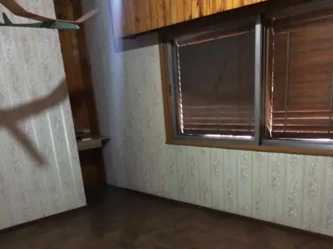 Ampli casa con local al frente