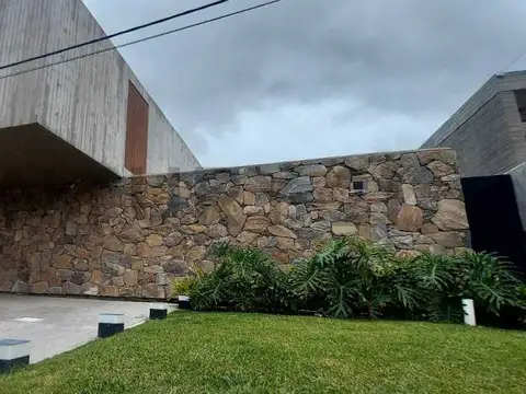 457 entre 11 y 13 QUIMILAR. CASA DE 2 DORMITORIOS EN VENTA