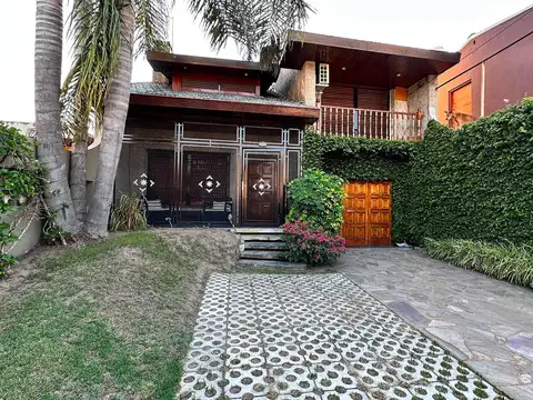 En Venta Chalet De 6 Ambientes Sobre Lisandro De La Torre, A Mts De Piñero En Barrio Villa Iglesias