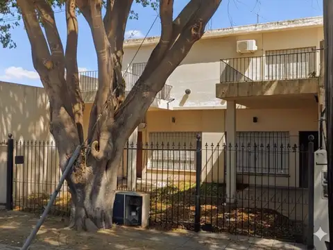Casa Multifamiliar con Jardín y Quincho